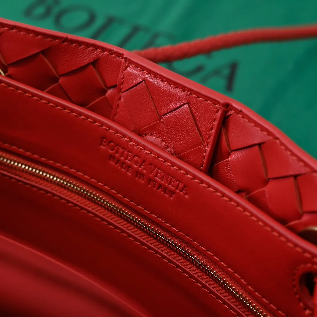 Batch 1860 B's 2023 spring and summer new model continues the brand's woven style with detailed metal knot switch buckles. This time, the shoulder straps are also made into tube weaves, showing different craftsmanship. The carrying method is versatile to create more different looks. Intrecciato woven leather small handbag, equipped with sliding crossbody strap. Internal compartments, including 1 zipper pocket and 2 open pockets with magnetic buckle closure. Size: 25*20*10cm, model: 7463#